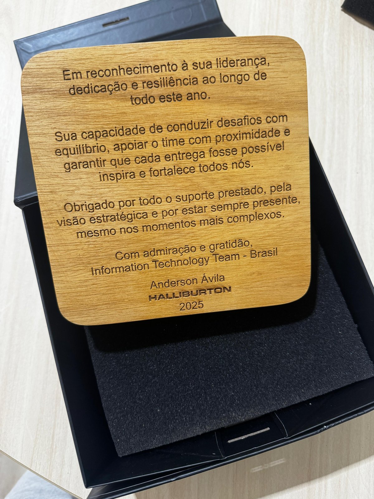 Placa de homenagem em madeira