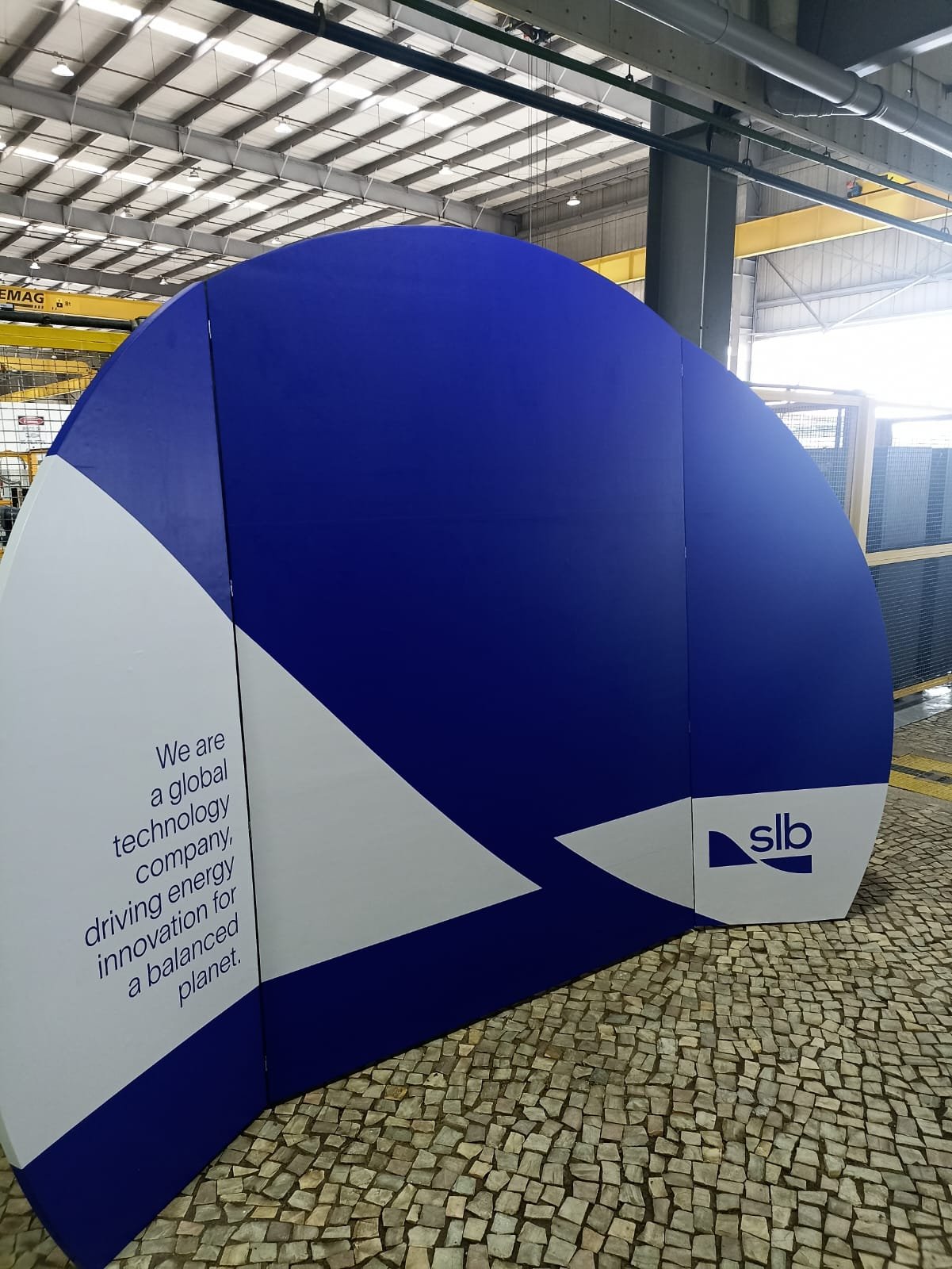 Totem em MDF envelopado