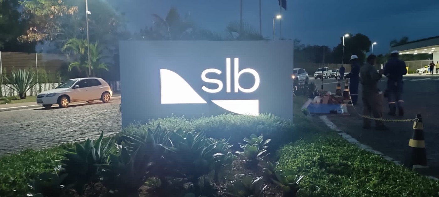 Totem em ACM com iluminação — SLB
